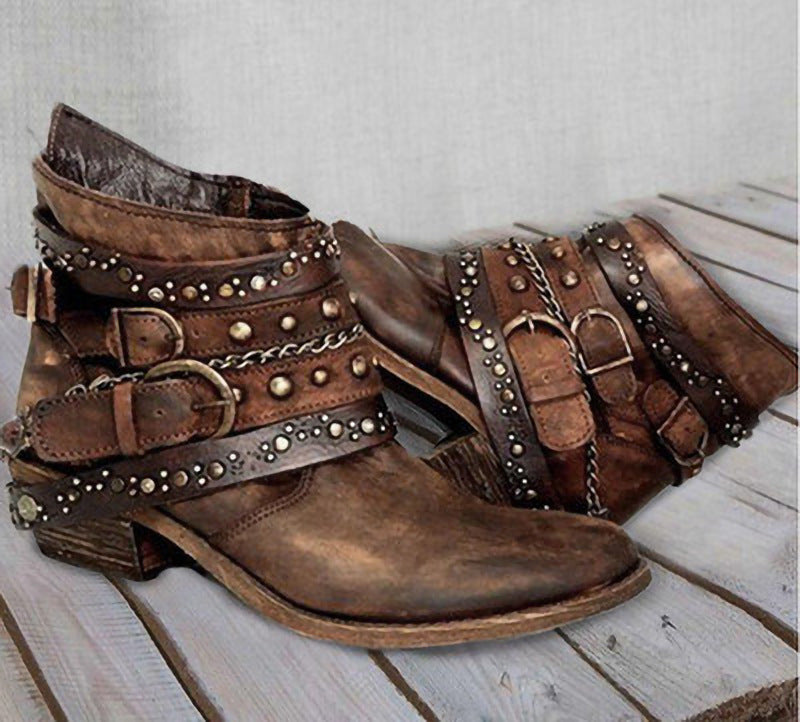 Damen nan knöchelhohe Biker-Stiefelette mit mehreren Nietenriemen, dekorativen Ketten und verstellbaren Schnallen Shop Nory