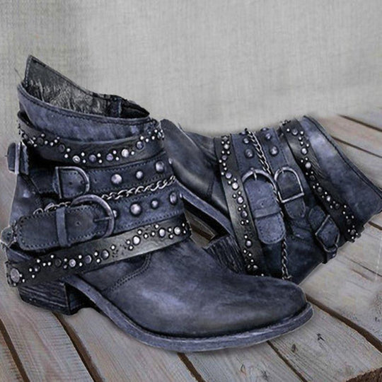 Damen nan knöchelhohe Biker-Stiefelette mit mehreren Nietenriemen, dekorativen Ketten und verstellbaren Schnallen Shop Nory