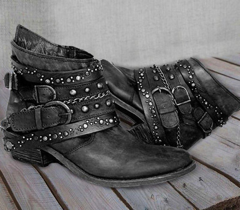 Damen nan knöchelhohe Biker-Stiefelette mit mehreren Nietenriemen, dekorativen Ketten und verstellbaren Schnallen Shop Nory