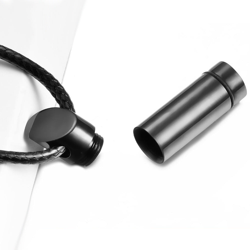 Damen Anhänger mit stylischem Medaillon-Design und geflochtenem Lederband Shop Nory