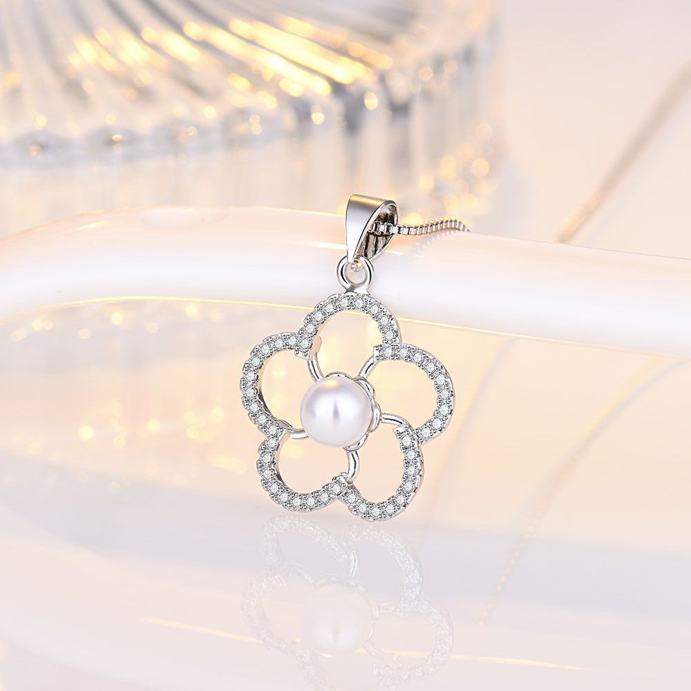 Damen Halskette mit floralem Anhänger aus hochwertigem Silber und funkelnden Zirkonia Shop Nory