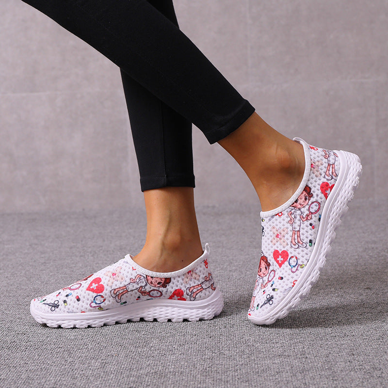 Damen Verspielte Slip-On Sneakers mit medizinischem Cartoon-Print, atmungsaktivem Mesh und gepolsterter Memory-Sohle Shop Nory