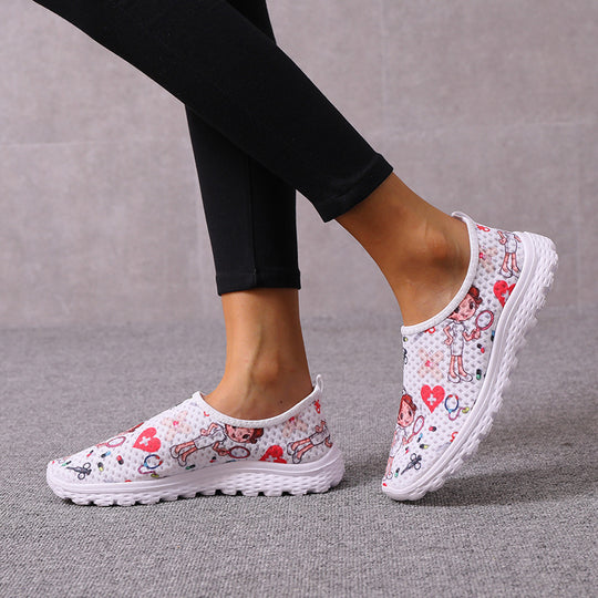 Damen Verspielte Slip-On Sneakers mit medizinischem Cartoon-Print, atmungsaktivem Mesh und gepolsterter Memory-Sohle Shop Nory