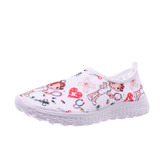 Damen Verspielte Slip-On Sneakers mit medizinischem Cartoon-Print, atmungsaktivem Mesh und gepolsterter Memory-Sohle Shop Nory