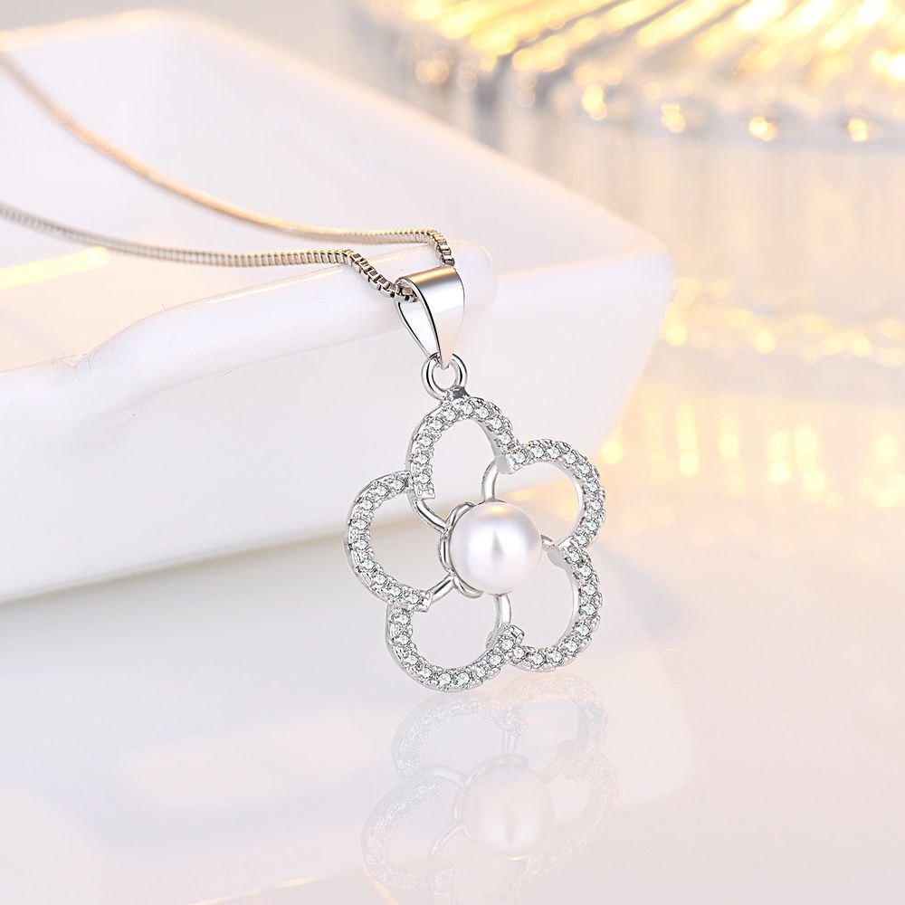 Damen Halskette mit floralem Anhänger aus hochwertigem Silber und funkelnden Zirkonia Shop Nory
