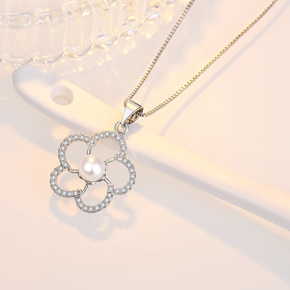 Damen Halskette mit floralem Anhänger aus hochwertigem Silber und funkelnden Zirkonia Shop Nory