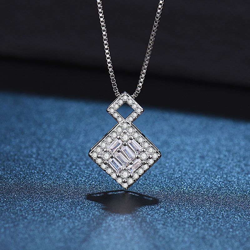 Damen Halskette mit luxuriösem Diamantanhänger und filigraner Gestaltung Shop Nory