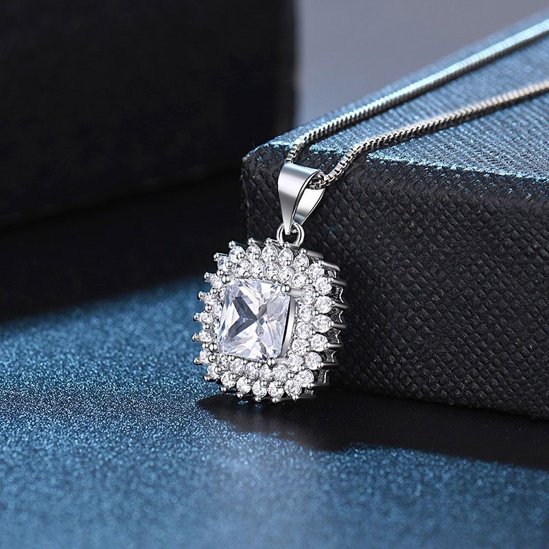 Damen Halskette mit luxuriösem Kristallanhänger und funkelndem Zirkonia-Rahmen Shop Nory