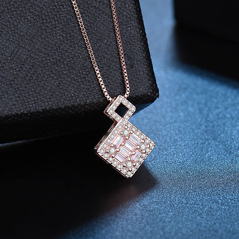 Damen Halskette mit luxuriösem Diamantanhänger und filigraner Gestaltung Shop Nory