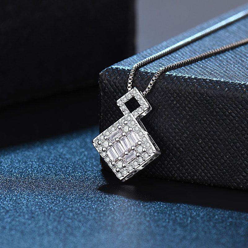 Damen Halskette mit luxuriösem Diamantanhänger und filigraner Gestaltung Shop Nory