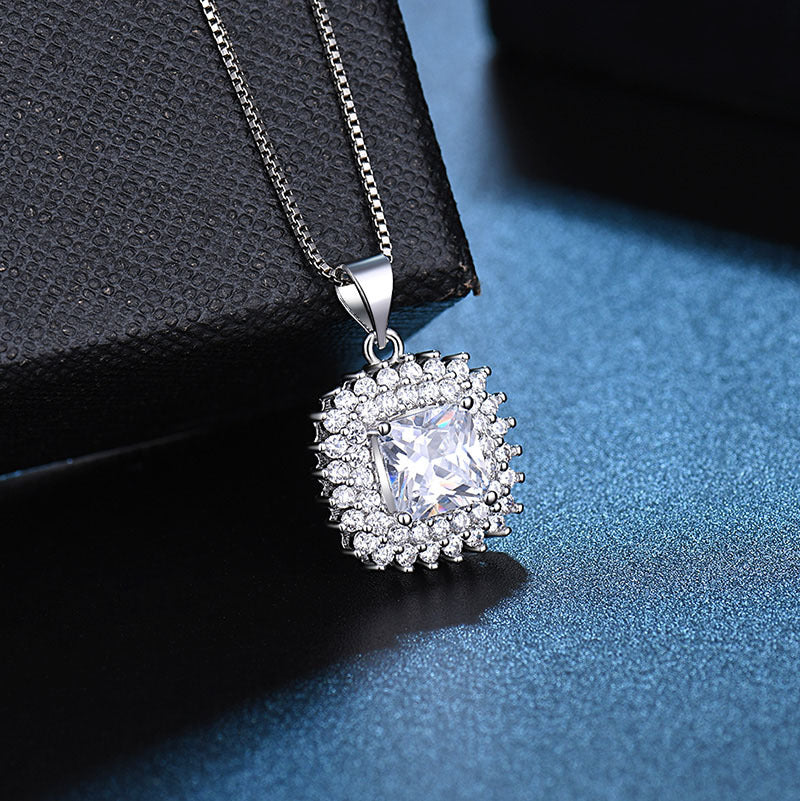 Damen Halskette mit luxuriösem Kristallanhänger und funkelndem Zirkonia-Rahmen Shop Nory