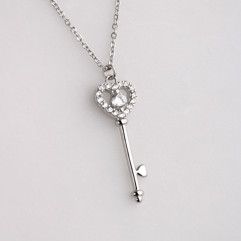 Damen Herzschlüssel Anhänger aus hochwertigem Edelstahl mit funkelnden Zirkonia Shop Nory