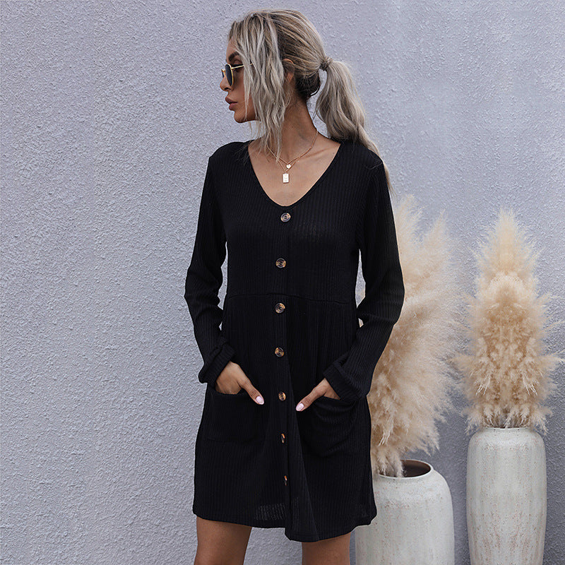 Damen Geripptes Strickkleid mit V-Ausschnitt, Knopfleiste und aufgesetzten Taschen Shop Nory