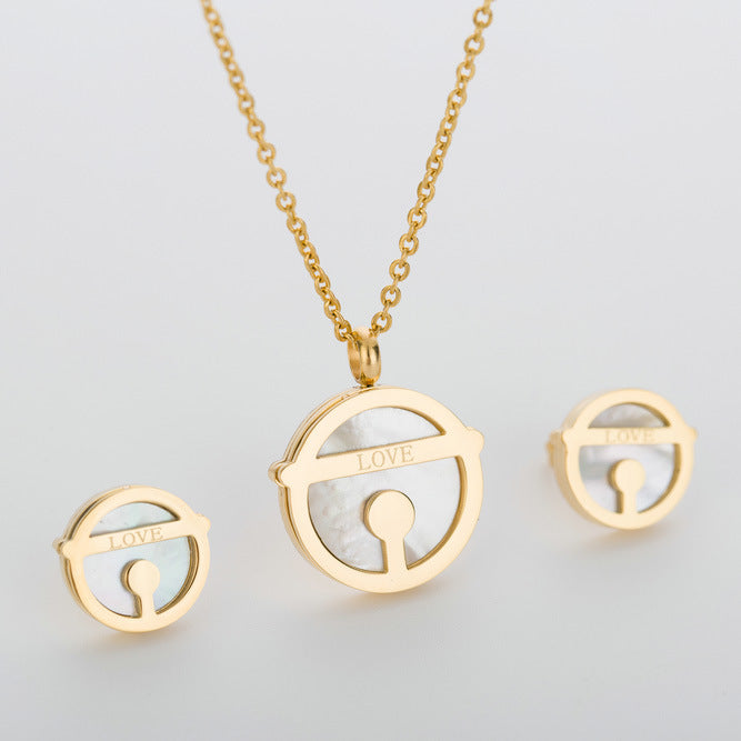 Damen Halskette mit graviertem "LOVE"-Anhänger und passendem Ohrstecker-Set Shop Nory