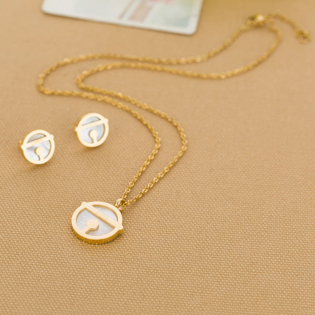 Damen Halskette mit graviertem "LOVE"-Anhänger und passendem Ohrstecker-Set Shop Nory