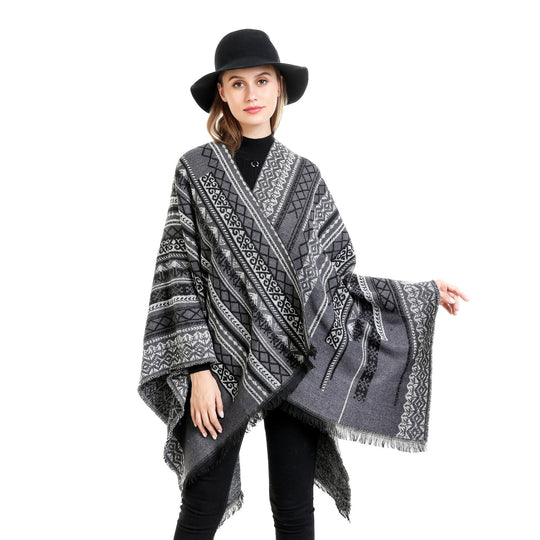 Damen Ruana-Poncho im kastigen Kimono-Fall mit feiner Jacquard‑Webstruktur und Fransensaum Shop Nory