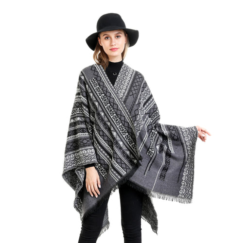 Damen Ruana-Poncho im kastigen Kimono-Fall mit feiner Jacquard‑Webstruktur und Fransensaum Shop Nory