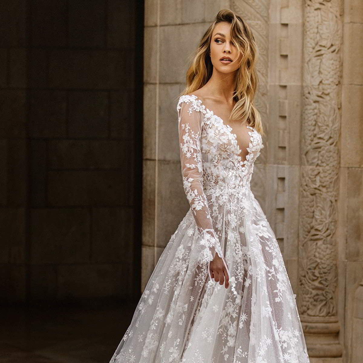 Damen Elegantes Hochzeitskleid mit floralen Spitzenapplikationen und tiefem V-Ausschnitt