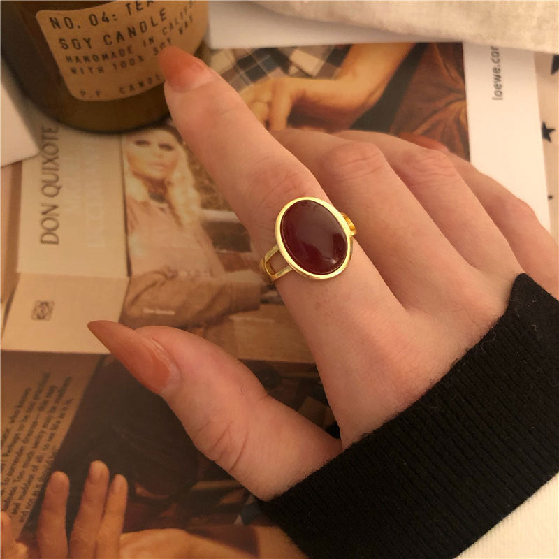 Damenring mit ovalem Rubin und elegantem Goldband Shop Nory