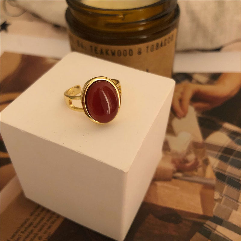Damenring mit ovalem Rubin und elegantem Goldband Shop Nory