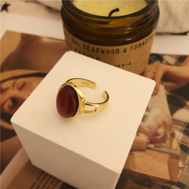 Damenring mit ovalem Rubin und elegantem Goldband Shop Nory