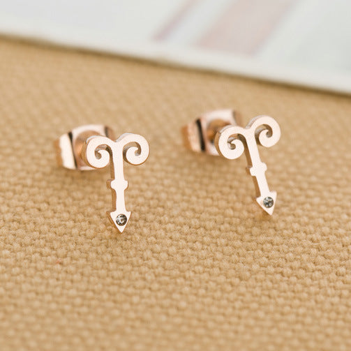 Damen Ohrstecker im eleganten Design mit geschwungenem Motiv Shop Nory