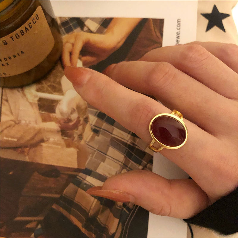 Damenring mit ovalem Rubin und elegantem Goldband Shop Nory