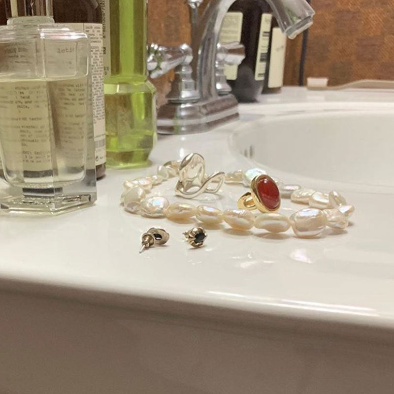 Damenring mit ovalem Rubin und elegantem Goldband Shop Nory