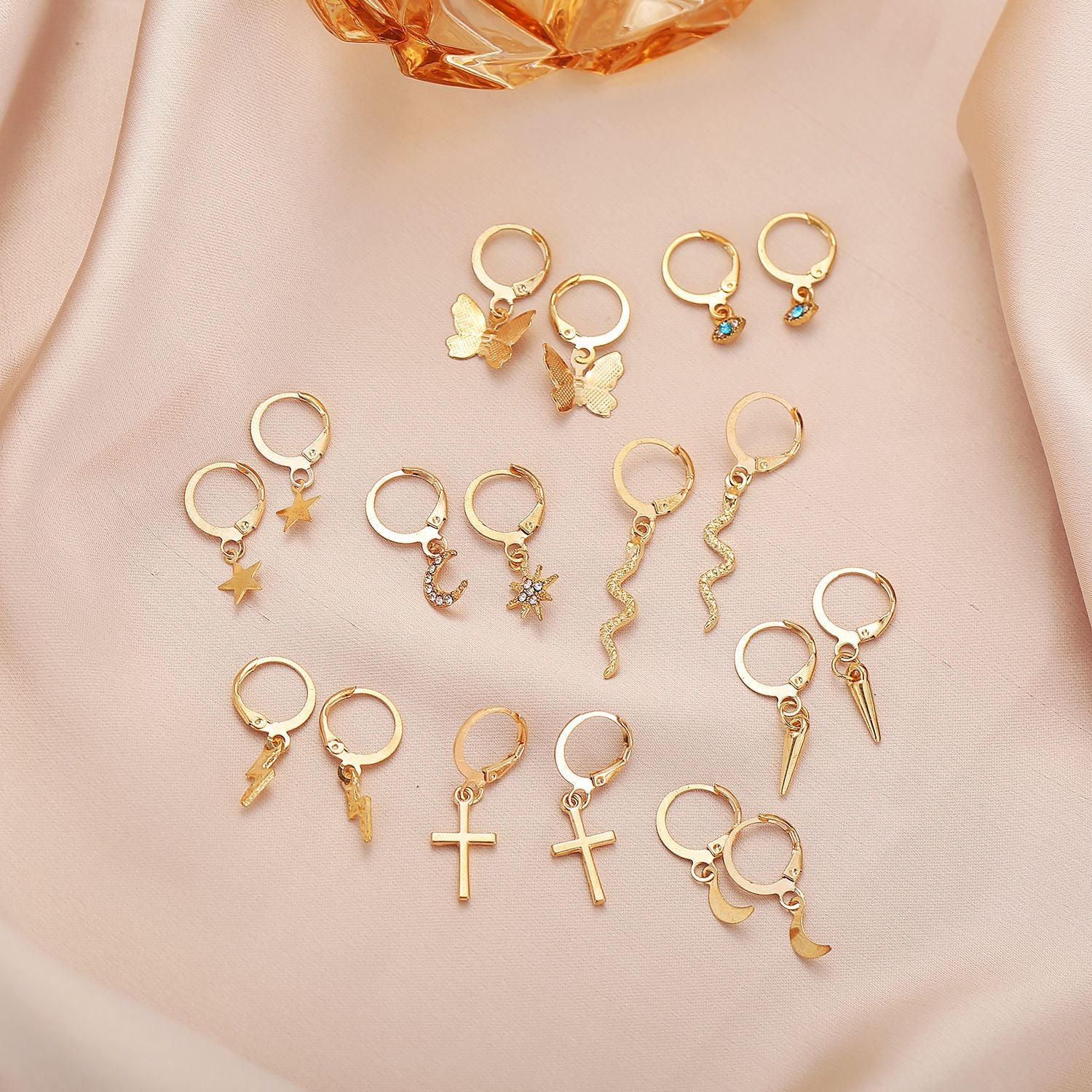 Damen Ohrstecker Set mit vielfältigen Anhängern und modernen Designs Shop Nory