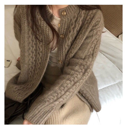 Damen Kuscheliger Zopfmuster-Cardigan aus Mohair‑Optik mit geripptem Saum und dekorativen Knöpfen Shop Nory