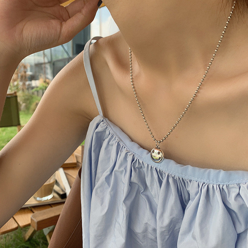 Damen Halskette mit Smiley-Anhänger und eleganter Perlenkette Shop Nory
