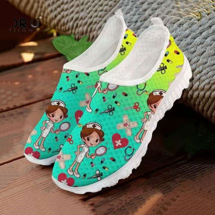 Damen Verspielte Slip-On Sneakers mit medizinischem Cartoon-Print, atmungsaktivem Mesh und gepolsterter Memory-Sohle Shop Nory