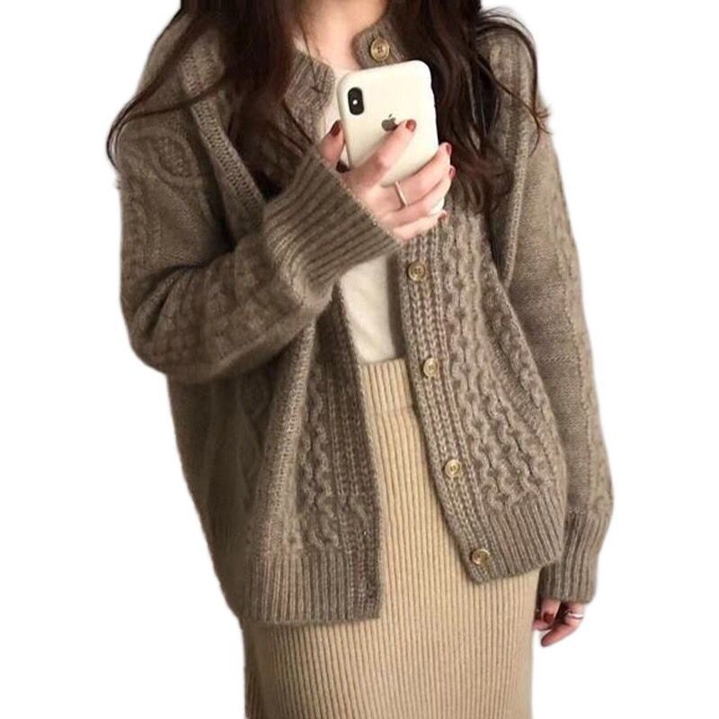 Damen Kuscheliger Zopfmuster-Cardigan aus Mohair‑Optik mit geripptem Saum und dekorativen Knöpfen Shop Nory