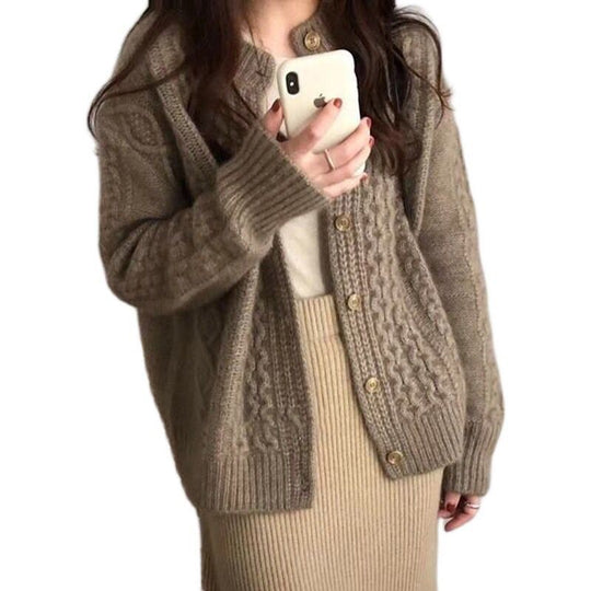 Damen Kuscheliger Zopfmuster-Cardigan aus Mohair‑Optik mit geripptem Saum und dekorativen Knöpfen Shop Nory
