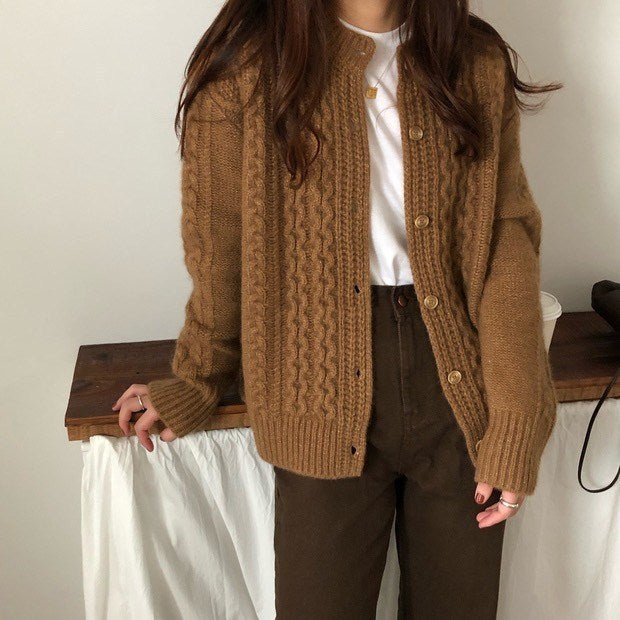 Damen Kuscheliger Zopfmuster-Cardigan aus Mohair‑Optik mit geripptem Saum und dekorativen Knöpfen Shop Nory