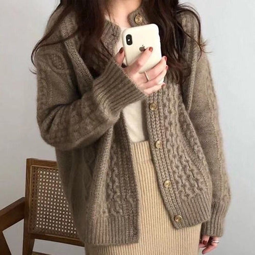 Damen Kuscheliger Zopfmuster-Cardigan aus Mohair‑Optik mit geripptem Saum und dekorativen Knöpfen Shop Nory