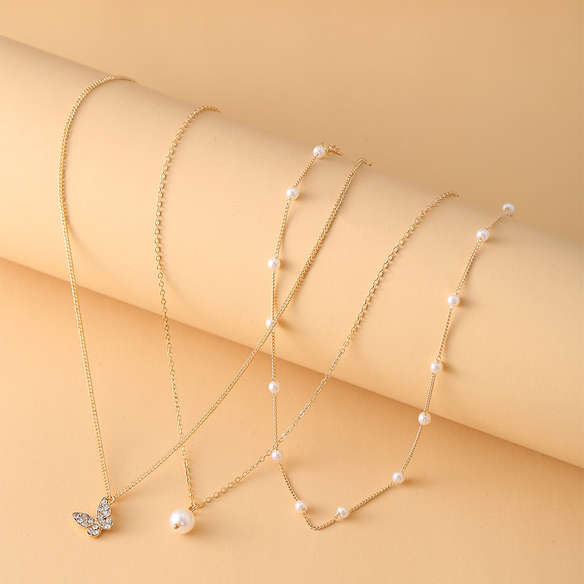 Damen mehrlagige Halskette mit eleganten Perlen und schimmernden Anhängern Shop Nory