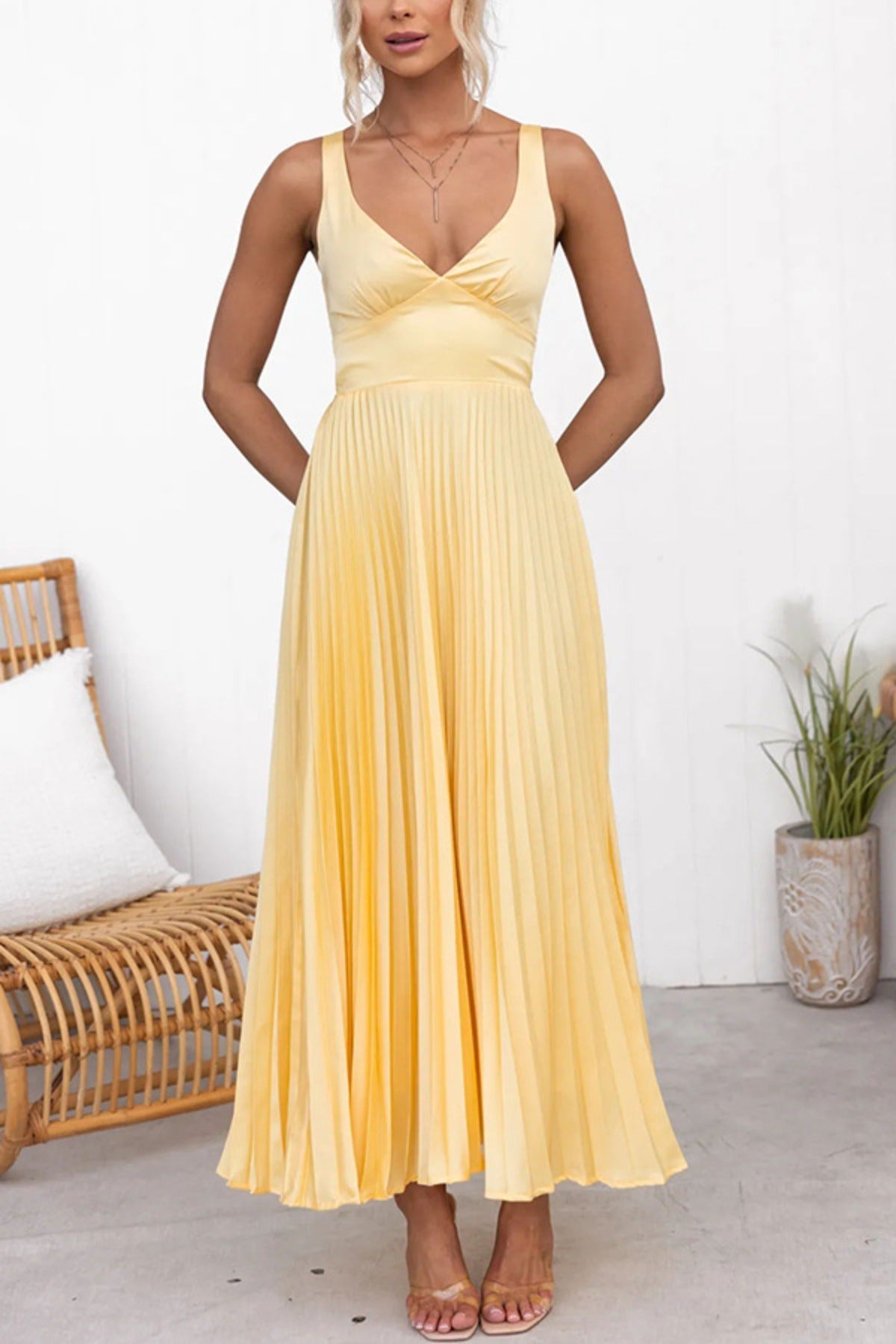 Shopnory | Kleid aus Satin mit Hosenträgern