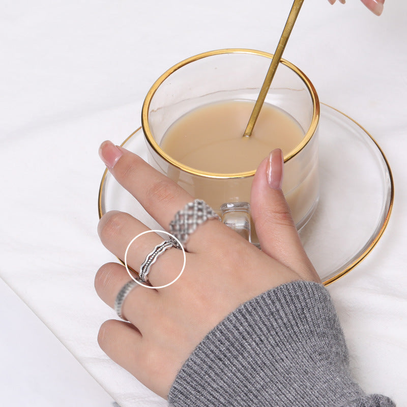 Damenring mit elegantem, gewelltem Design und funkelndem Zirkonia-Besatz Shop Nory