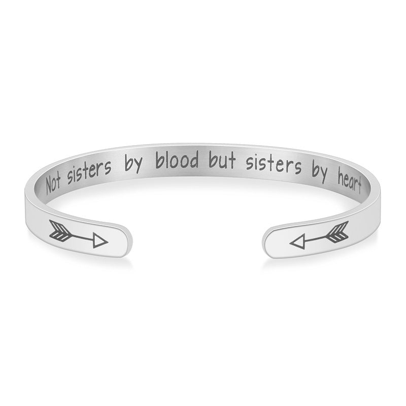 Damen Armreif mit romantischem Schriftzug und pfeilförmigem Design Shop Nory