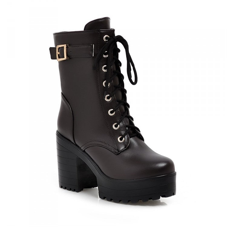Stiefel mit Schnürung und Schnalle