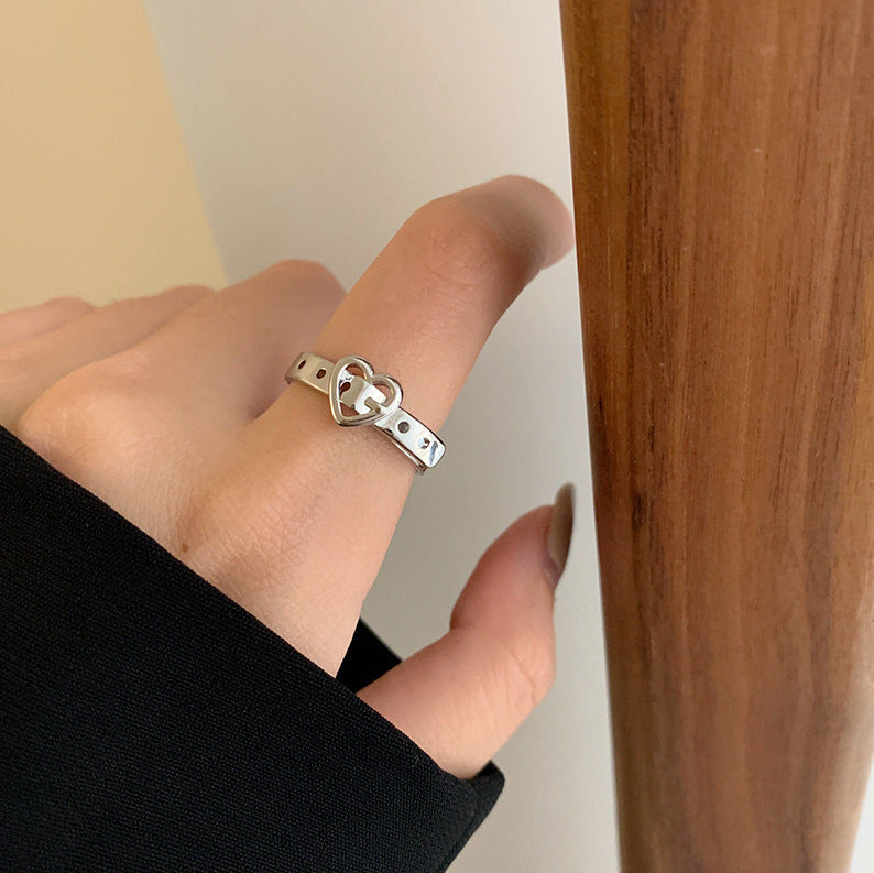 Damenring mit verspieltem Herzdesign und edlen Details Shop Nory