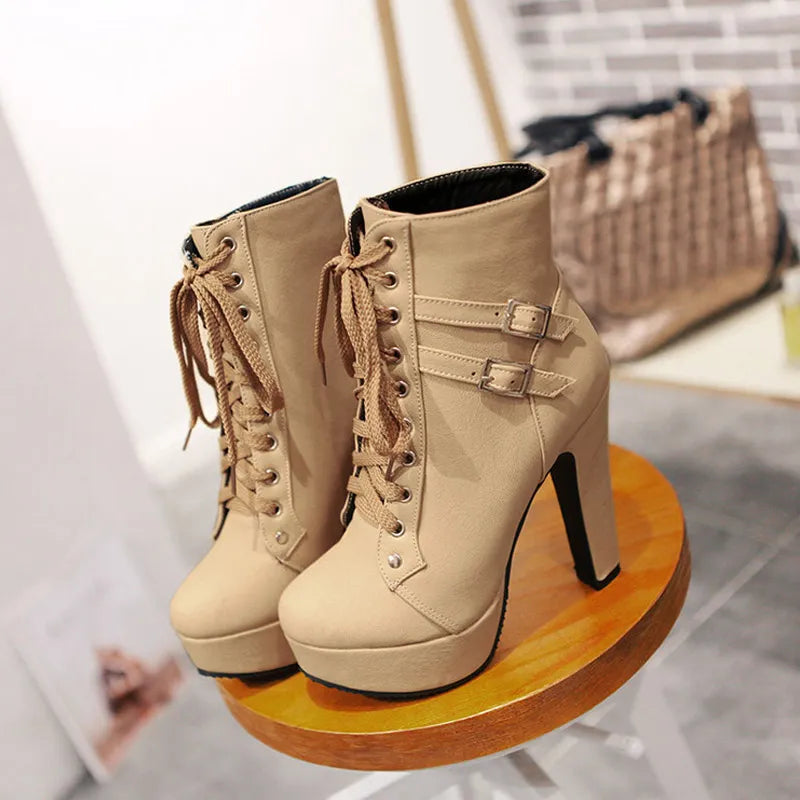 Schnürstiefel mit Gürtelschnalle