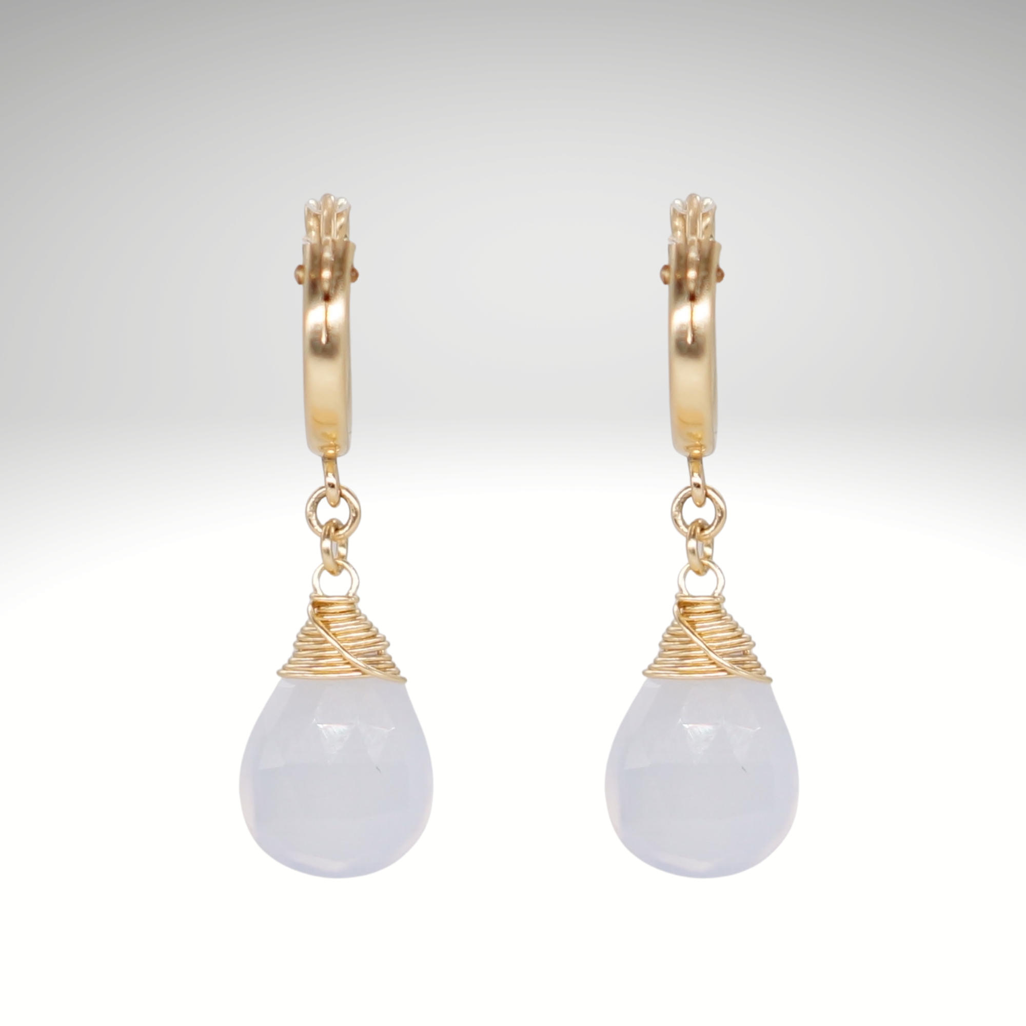 Blaue Chalcedon Geburtstagsstein/Zodiac Huggie Ohrringe | Shop Nory