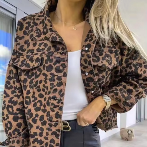 Jeansjacke mit Leopardenmuster