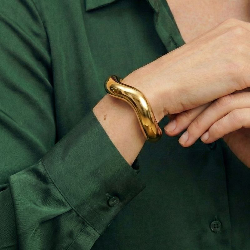 Damen Offener Armreif mit Geschwungenem Design in Goldoptik | Shop Nory