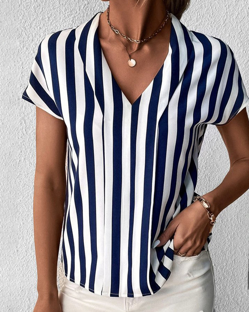 Sommerbluse In Einem Gestreiften Look