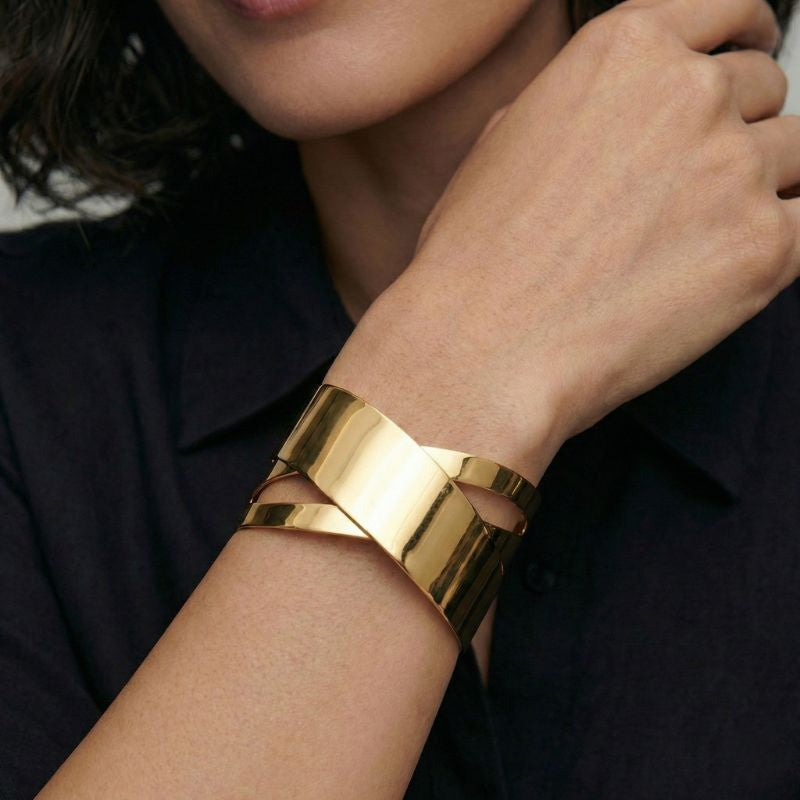 Damen Breites Armreif-Armband in Goldoptik mit Überkreuz-Design | Shop Nory