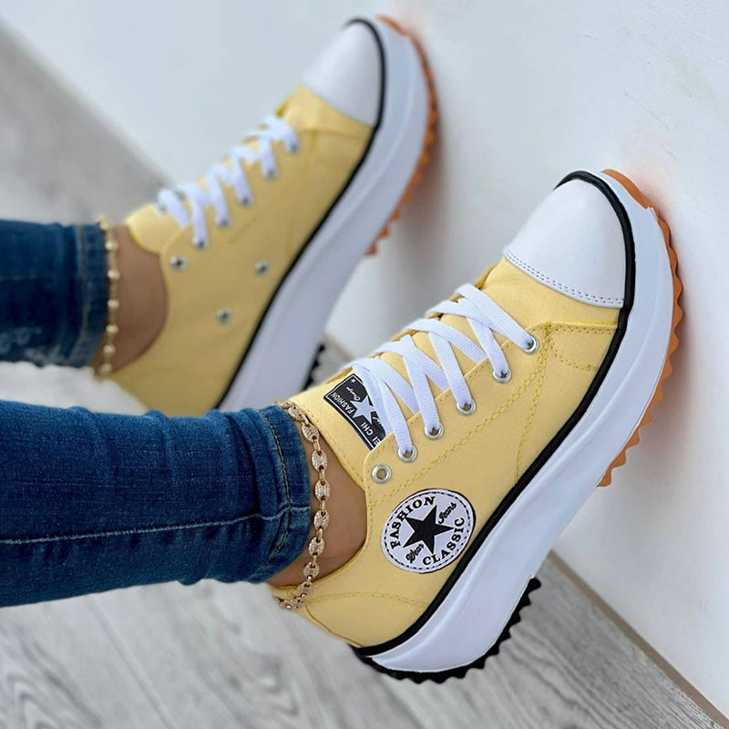 Orthopädische Schuhe, Schnürsenkel, dicke Sohle