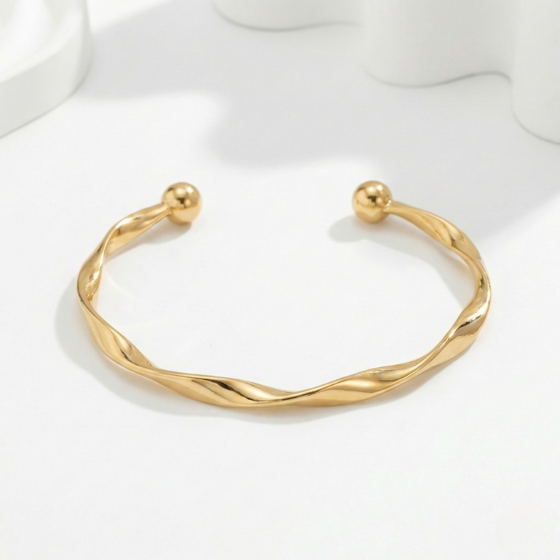 Damen Gedrehter Offener Armreif mit Kugelenden in Goldoptik | Shop Nory